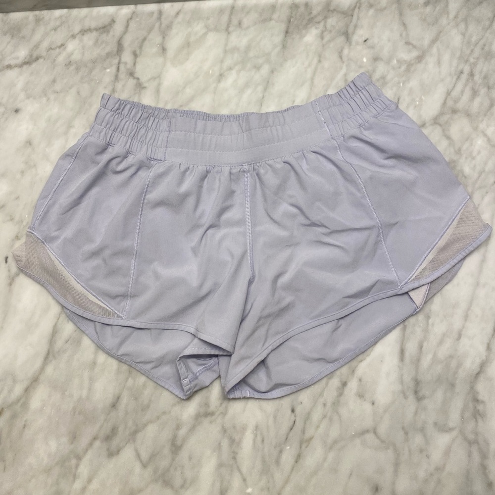 lululemon hotty hot 2.5” shorts